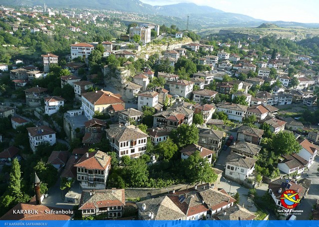 Türk Hava Kurumu''nun (THK) havacı bir gençlik yetiştirmek, göklerin engin maviliklerini hedefleyen bireylere sahip olmak amacıyla 2007 yılında başlattığı ''Gökyüzünden Türkiye Manzaraları'' fotoğraf sergisinin çekimleri 2010 yılına kadar sürdü.