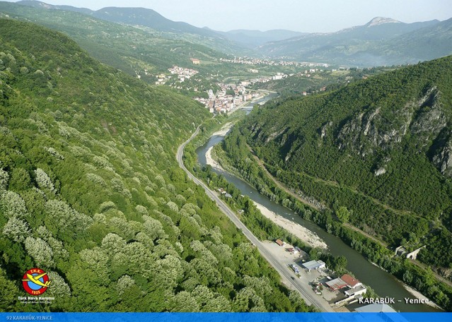 Türk Hava Kurumu''nun (THK) havacı bir gençlik yetiştirmek, göklerin engin maviliklerini hedefleyen bireylere sahip olmak amacıyla 2007 yılında başlattığı ''Gökyüzünden Türkiye Manzaraları'' fotoğraf sergisinin çekimleri 2010 yılına kadar sürdü.