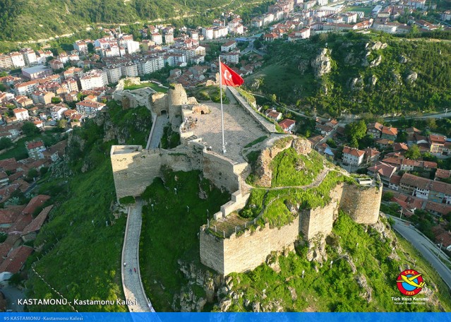 Türk Hava Kurumu''nun (THK) havacı bir gençlik yetiştirmek, göklerin engin maviliklerini hedefleyen bireylere sahip olmak amacıyla 2007 yılında başlattığı ''Gökyüzünden Türkiye Manzaraları'' fotoğraf sergisinin çekimleri 2010 yılına kadar sürdü.