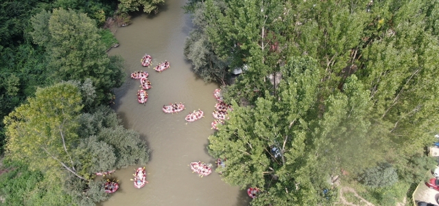 Adrenalin tutkunları hafta sonunu Düzce'de rafting yaparak değerlendirdi