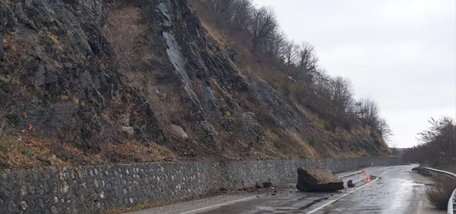 Bartın'da heyelan kara yolunu kapattı