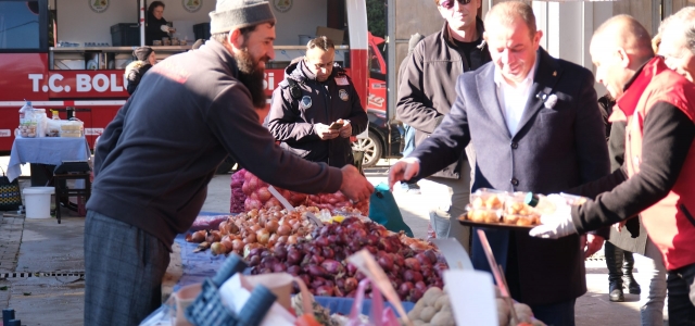 Başkan Özcan, vatandaşlara lokma ikramında bulundu