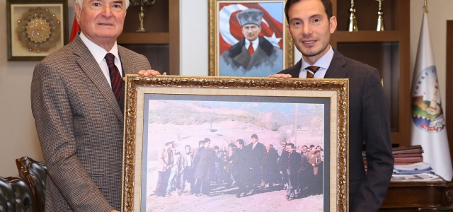 BAŞKAN YAZICIOĞLU, EFSANE VALİNİN 39 YILLIK FOTOĞRAFINI ODASINA ASTI