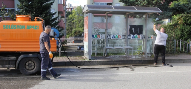 Belediyeden Cadde Ve Durak Yıkama Çalışması