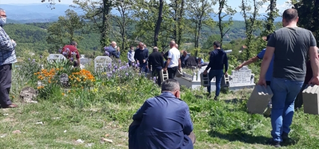 Boğazına erik kaçması sonucu hayatını kaybeden 14 aylık Alya defnedildi