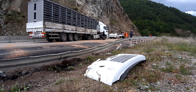 Bolu'da bariyere çarpan tırın sürücüsü yaralandı