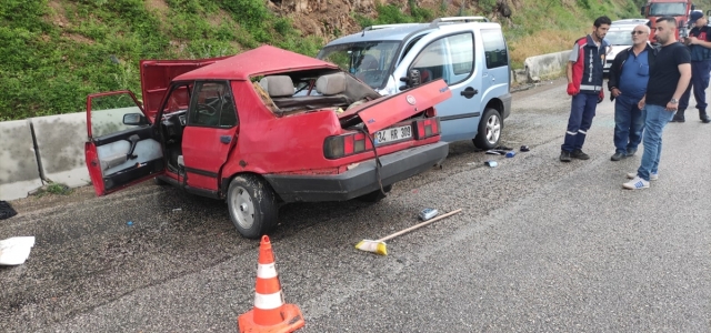 Bolu'da hafif ticari araç ile otomobil çarpıştı, 4 kişi yaralandı