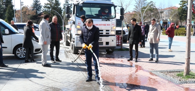 Bolu'da park ve caddeler dezenfekte edildi