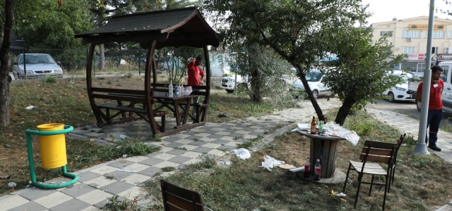 Bolu’da parkta alkollü alem ve çöp bırakma skandalı!