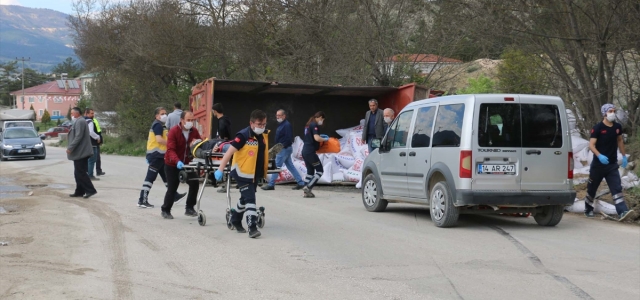 Bolu'da yem yüklü kamyon devrildi: 4 yaralı