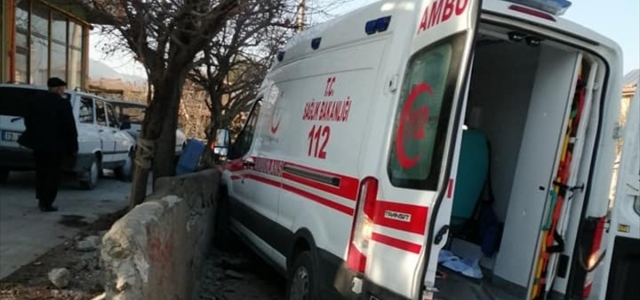 Çorum'da ambulansla otomobilin çarpıştığı kazada 3 kişi yaralandı