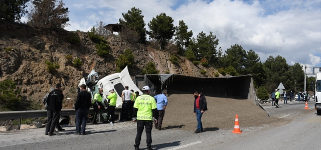 Çorum'da kamyon ile tır çarpıştı: 1 yaralı