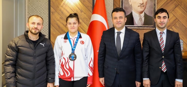 Dünya Büyükler Kick Boks Şampiyonası üçüncüsü Beyza'dan Başkan Doğan'a ziyaret