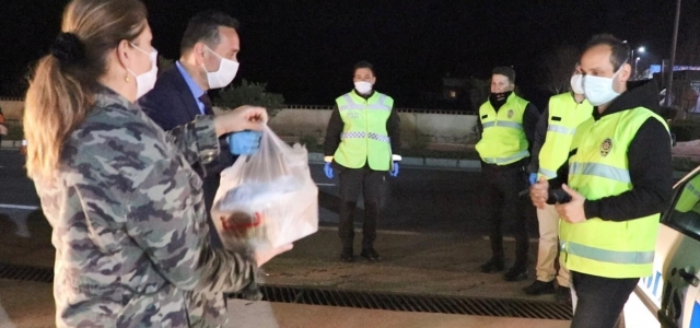 Düzce'de Akçakoca Belediye Başkanının eşinden görevlilere börek ikramı