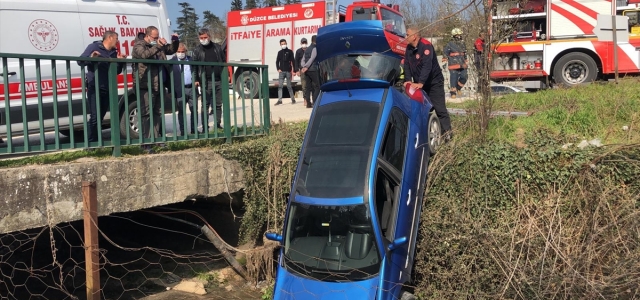 Düzce'de dereye devrilen otomobildeki anne ve kızı yaralandı