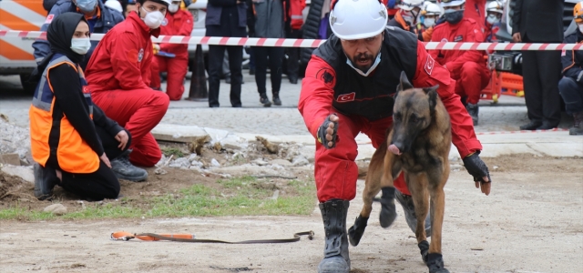 Düzce'de gerçeğini aratmayan deprem tatbikatı