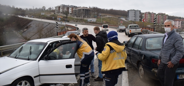 Düzce'de iki otomobil çarpıştı: 3 yaralı