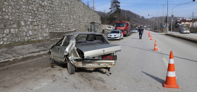 Düzce'de iki otomobilin çarpıştığı kazada 2 kişi yaralandı