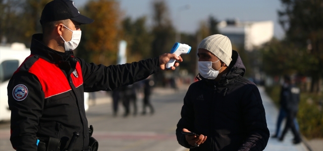 Düzce'de Kovid-19 tedbirleri meydan ve işlek caddelerde sıkılaştırıldı