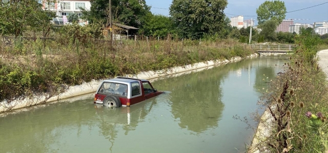 Düzce'de sürücüsünün el frenini çekmeyi unuttuğu cip kanala devrildi