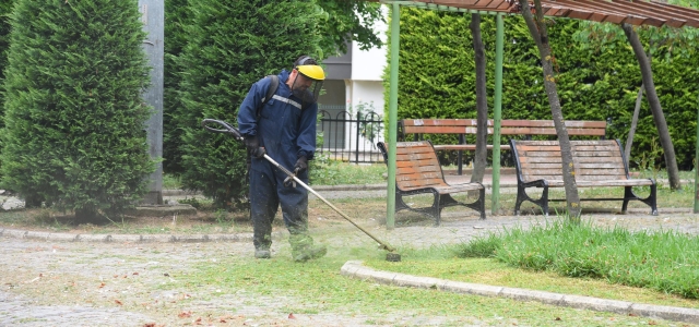 Giresun Belediyesi, park ve yeşil alanlarında temizlik ve bakım çalışması