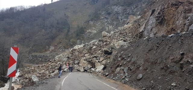 Giresun’da heyelan yolu kapattı