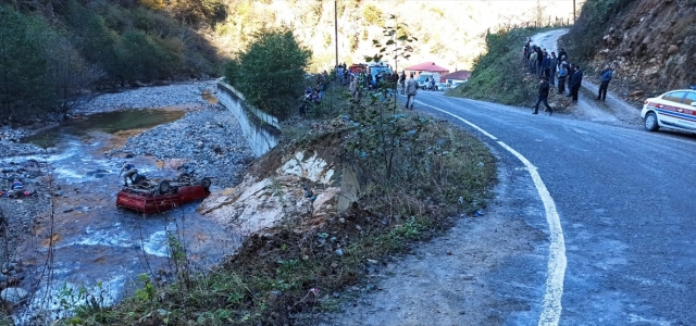 Giresun'da kamyonetin dereye yuvarlandığı kazada bir kişi öldü, iki kişi yaralandı