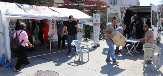 İşten çıkarılan belediye işçileri eylemlerini sonlandırdı