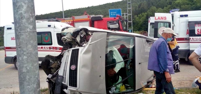 Karabük'te hafif ticari araç devrildi: 2 yaralı