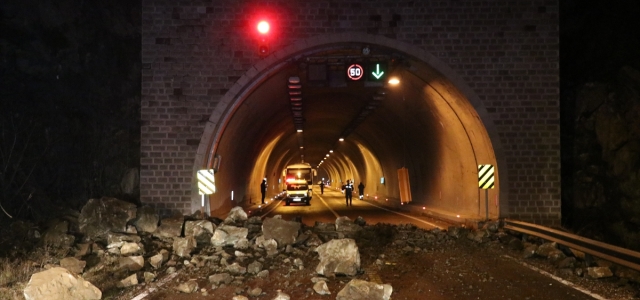 Karabük'te heyelan kara yolunu kapattı