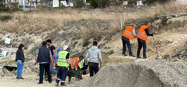 Karabük'te izinsiz kazı yapıldığı öne sürülen mezarlıktaki alan inceleniyor