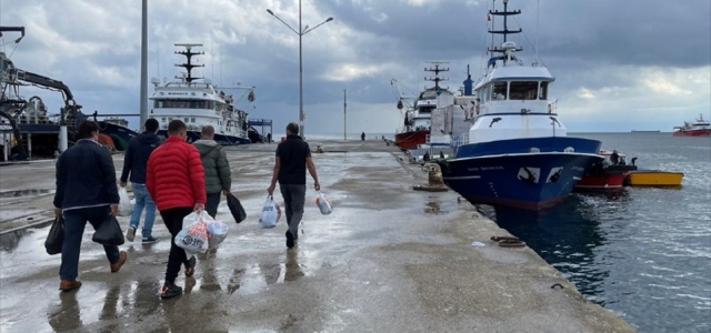 Karadenizli balıkçılar kötü hava koşulları yüzünden Sinop limanına sığındı