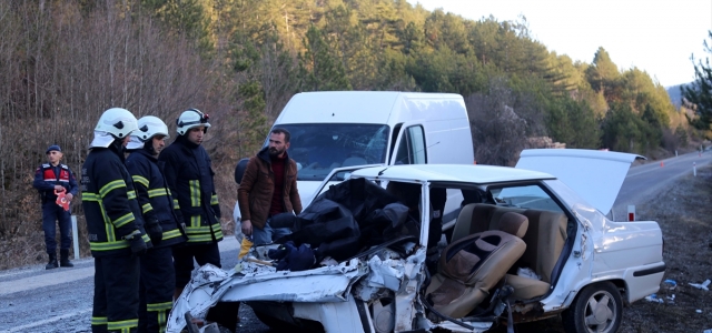 Kastamonu'da minibüs ile otomobil çarpıştı: 1 ölü, 6 yaralı