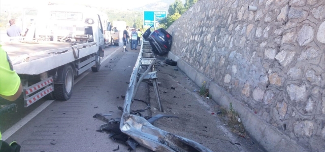 Kastamonu'da otomobil bariyere çarptı: 3 yaralı