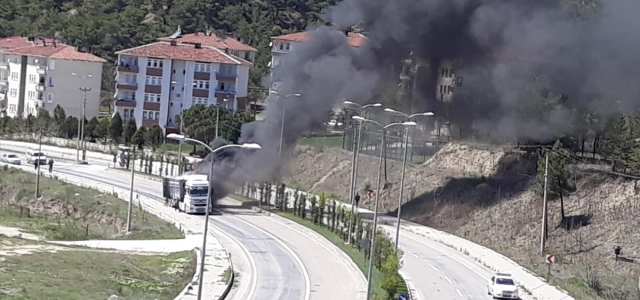 Kastamonu'da tırın dorsesi yandı