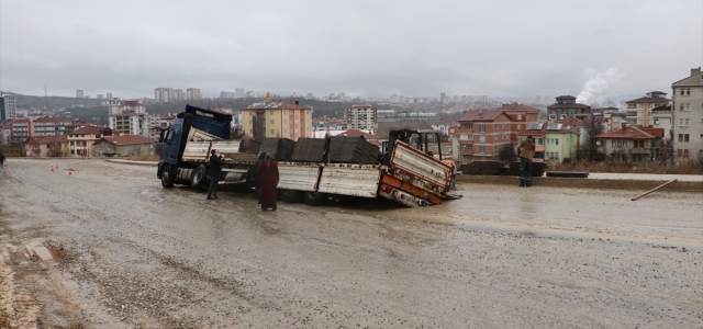 Kastamonu'da tırın tekerleri çöken yola gömüldü