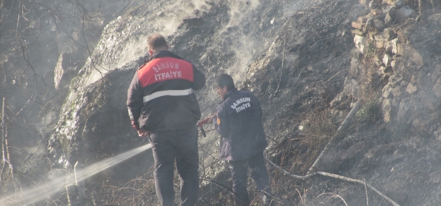 Kavak'ta otluk alanda çıkan yangın söndürüldü