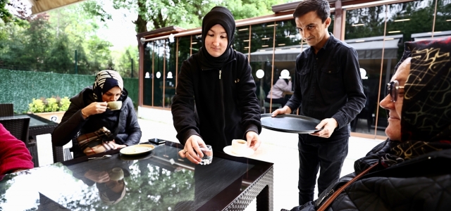 Kusursuz Kafe'nin engelli çifti, evdeki dayanışmalarını iş yerinde de sürdürüyor