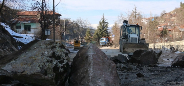 Mudurnu'da, yola kayma riski oluşturan kayalık temizlendi