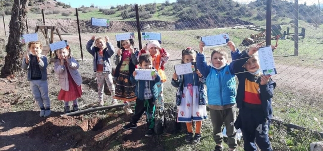 Öğrenci ve veliler köy okulunun bahçesine fidan dikti