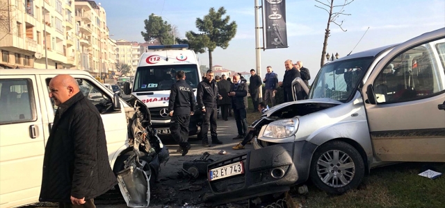 Ordu'da hafif ticari araç ile kamyonet çarpıştı: 5 yaralı