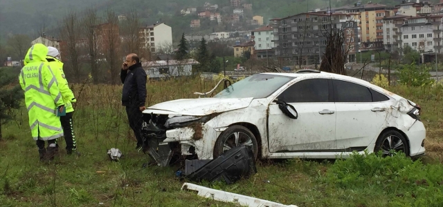 Ordu'da otomobil bariyerlere çarptı: 1 ölü, 1 yaralı