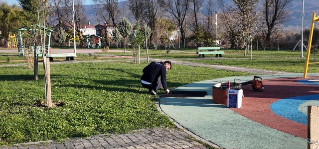 Parklar, kavşaklar ve refüjlerde mevsimine uygun yeşillendirme çalışmaları