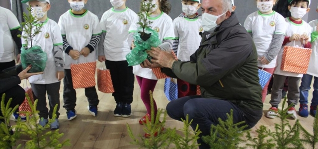 Rize Orman Müdürlüğü çocuklara fidan dağıttı