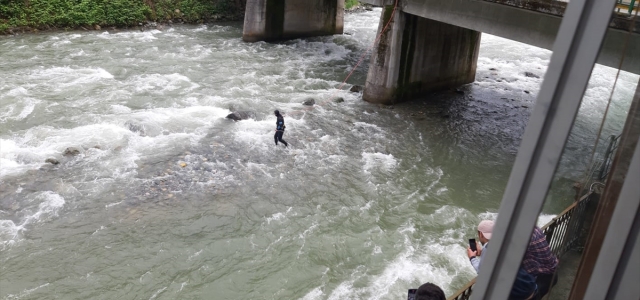 Rize'de fotoğraf çektirirken dereye düşen turisti arama çalışmaları sürüyor