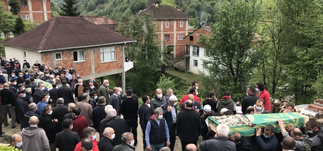 Rize'de silahlı kavgada ölen muhtar, eşi ve akrabası toprağa verildi