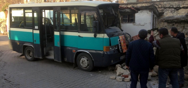 Safranbolu'da yolcu minibüsü bahçe duvarına çarptı: 2 yaralı