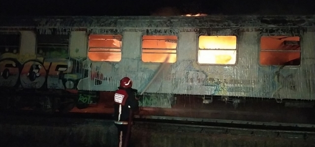 Sakarya'da TCDD'nin hurdaya ayırdığı iki vagon yandı