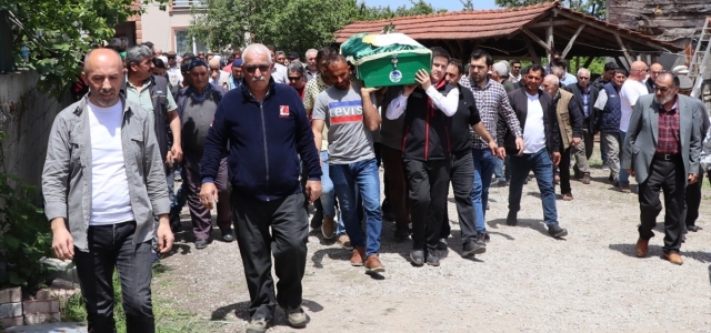 Sakarya'da traktörün altında kalarak ölen çocuk toprağa verildi