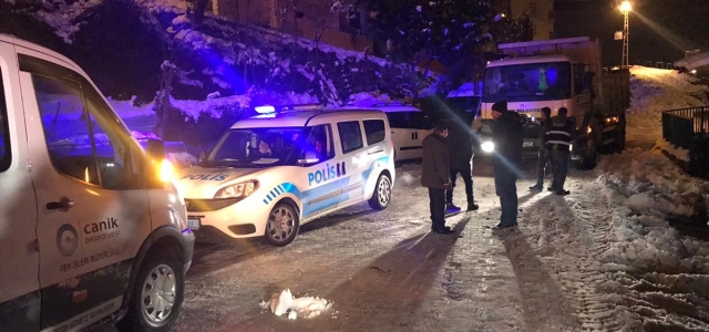 Samsun'da buzlanan yolda tuzlama çalışması yapan belediye işçileri darbedildi